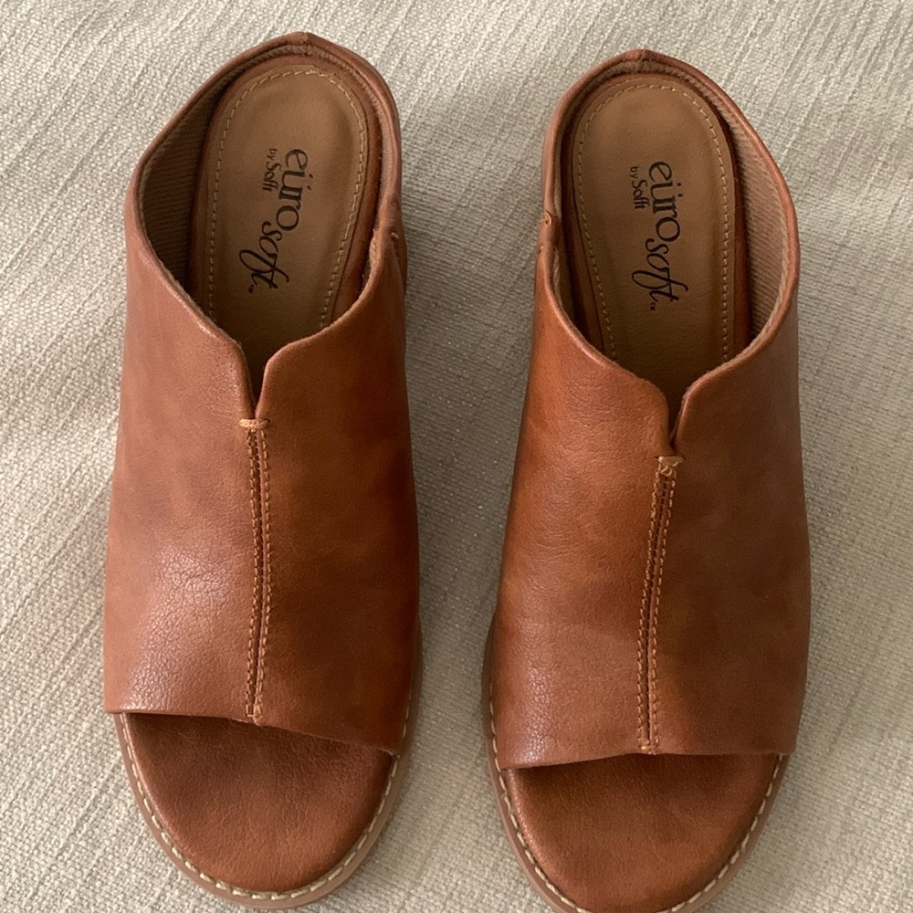 Sofft Euro Soft Caelyn brown leather heeled sandals. Size 6